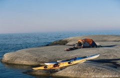 Auch das ist Camping in Schweden: Ein Zelt, ein Fels, ein Kajak, ein See und viel Zeit