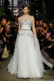 Ein Traum mit Stickerei: das Brautkleid aus der Lena-Hoschek-Kollektion