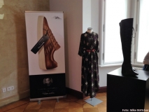 Stiefel und ein Kleid aus der Kollektion von Marcel Ostertag