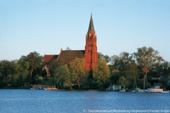 Der Kirchturm von Röbel, von der Müritz aus gesehen
