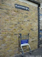 Gleis 9 3/4 im Bahnhof King's Cross in London Foto: Ingelotte / Pixelio