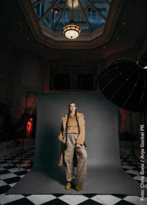 Model bei der „Weltgewand(t)“-Show im Foyer des Hotels Adlon